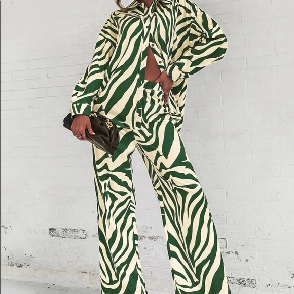 2 piece pants set 💚🛍 - Picture 2 of 3